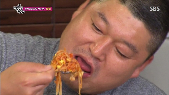 27일 방송된 SBS 예능 프로그램 <맨발의 친구들>의 한 장면 MC 강호동이 맛있게 비벼진 비빔밥을 먹고 있다.