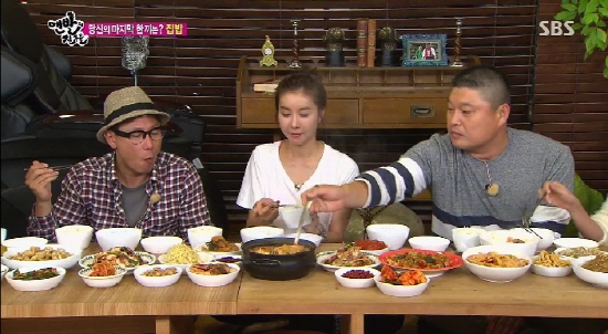 27일 방송된 SBS 예능 프로그램 <맨발의 친구들>의 한 장면. MC들과 게스트 한은정이 맛있게 차려진 음식을 먹고 있다.