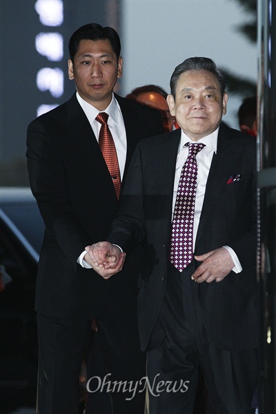 이건희 삼성전자 회장이 지난 2013년 10월 서울 중구 장충동 신라호텔에서 열리는 '삼성신경영 20주년 만찬'에 참석하기 위해 부축을 받으며 입구로 들어서고 있다.