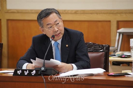 박남춘 민주당 의원이 28일 오전 대구에서 열린 대구시청 국감에서 발언을 하고 있다.