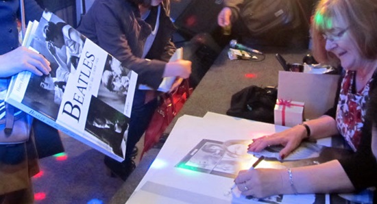  프레다 켈리가 한국의 비틀즈 팬들에게 사인을 해주고 있다. 