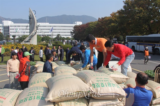  한국농업경영인 경상남도연합회, 한국쌀전업농 경상남도연합회, 전국농민회총연맹 부산경남연맹은 29일 오전 경남도청 정문 앞에서 "쌀 목표가격 23만원 쟁취, 고정직불금 100만원 인상 대선공약 이행 촉구 나락적재 투쟁"을 벌였다.