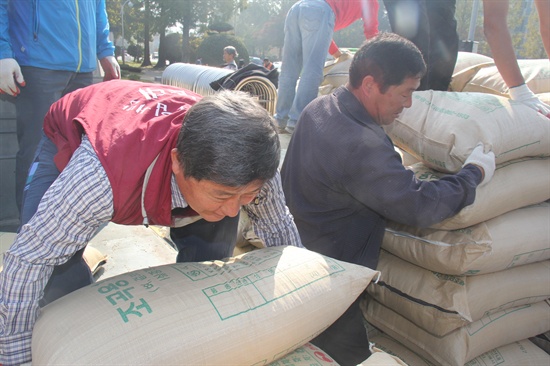  한국농업경영인 경상남도연합회, 한국쌀전업농 경상남도연합회, 전국농민회총연맹 부산경남연맹은 29일 오전 경남도청 정문 앞에서 "쌀 목표가격 23만원 쟁취, 고정직불금 100만원 인상 대선공약 이행 촉구 나락적재 투쟁"을 벌였다. 사진은 이재석 의장이 나락을 옮기는 모습.