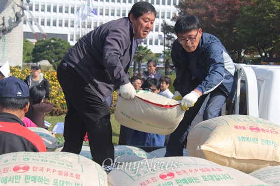  한국농업경영인 경상남도연합회, 한국쌀전업농 경상남도연합회, 전국농민회총연맹 부산경남연맹은 29일 오전 경남도청 정문 앞에서 "쌀 목표가격 23만원 쟁취, 고정직불금 100만원 인상 대선공약 이행 촉구 나락적재 투쟁"을 벌였다.