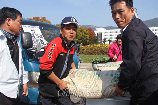  한국농업경영인 경상남도연합회, 한국쌀전업농 경상남도연합회, 전국농민회총연맹 부산경남연맹은 29일 오전 경남도청 정문 앞에서 "쌀 목표가격 23만원 쟁취, 고정직불금 100만원 인상 대선공약 이행 촉구 나락적재 투쟁"을 벌였다.