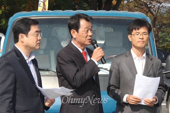 한국농업경영인 경상남도연합회, 한국쌀전업농 경상남도연합회, 전국농민회총연맹 부산경남연맹은 29일 오전 경남도청 정문 앞에서 "쌀 목표가격 23만원 쟁취, 고정직불금 100만원 인상 대선공약 이행 촉구 나락적재 투쟁"을 벌였다. 사진은 허성무(민주당), 강병기(통합진보당) 경남도당 위원장과 김상합 정의당 경남도당 사무처장이 발언하는 모습.