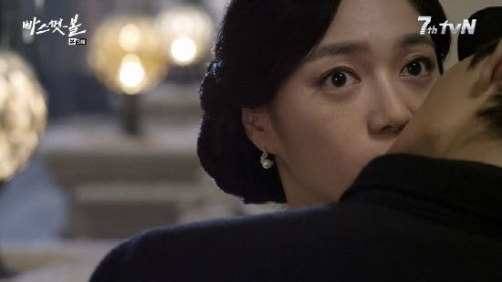  28일 방송된 tvN 드라마 <빠스껫볼>의 한 장면. 강산(도지한 분)과 신영(이엘리야 분)가 키스를 하고 있다.