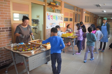 '뚝딱이 학부모 동아리'의 활동 모습 목공예에 대하여 찾아온 아이들을 대상으로 교육을 하고 있다.