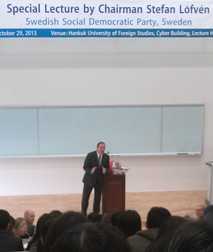 스웨덴 사민당의 스테판 러벤 당수가 한국외대 학생들을 대상으로 강연을 하고있다.