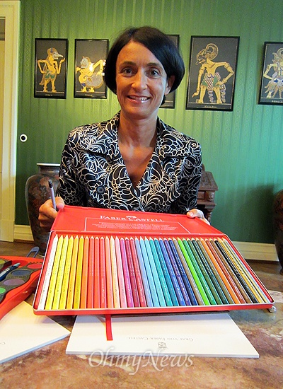 파버카스텔 홍보총괄임원인 산드라 수퍼씨가 이곳 공장에서 직접 제조한 연필을 선보이고 있다. 파버카스텔은 전세계적으로 매년 20억개가 넘는 연필을 생산하면서 세계 1위를 달리고 있다. 
