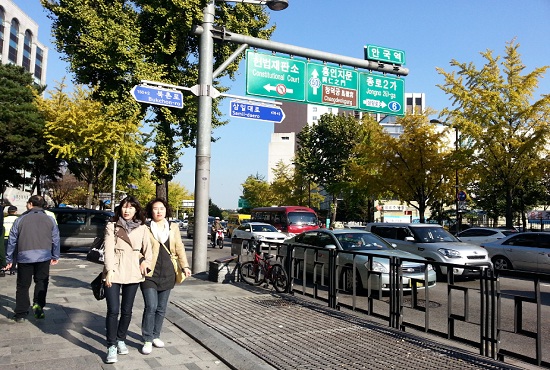 서울 종로구 안국동 부근을 지나는 시민들이 가을 햇살을 맞으며 걷고 있다. 오늘(30일) 낮 동안 기온이 오르면서 맑은 하늘을 보일 것으로 전망된다. 
