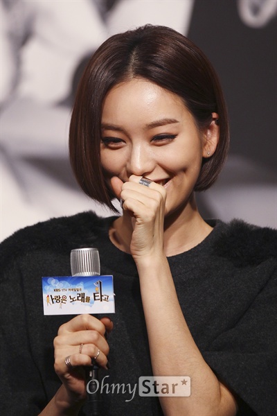  KBS 1TV 저녁일일극 <사랑은 노래를 타고>제작 발표회에서 '공수임' 역을 맡은 배우 황선희가 소감을 발표하던 중 사회자의 발언에 미소를 짓고 있다. 

