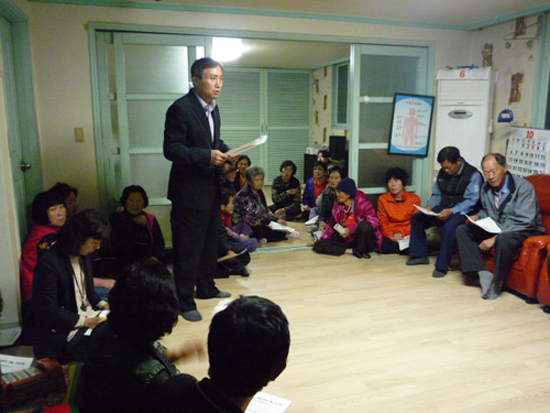 안양시 임건택 환경보전과장이 10월 24일 호현마을 경로당에서 '2013 생활환경복지마을 조성사업'에 대해 설명하고 있다.