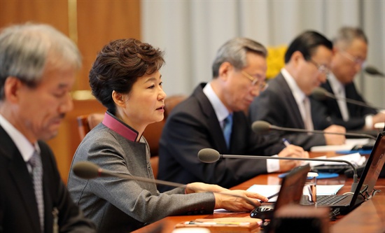 박근혜 대통령이 지난 10월 31일 오전 청와대에서 열린 수석비서관회의에서 발언하고 있다. 박 대통령은 이 자리에서 "앞으로 정부는 모든 선거에서 국가기관은 물론이고 공무원단체나 개별 공무원이 혹시라도 정치적 중립을 위반하는 일이 없도록 엄중히 지켜나갈 것"이라고 밝혔다.