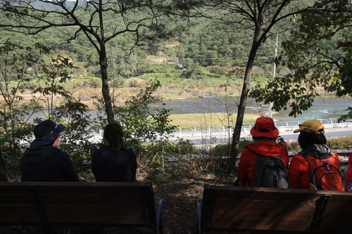 섬진강 둘레길에서 본 섬진강. 중간중간 쉬어가는 나무의자가 놓여있는 것도 편안한 휴식을 준다.