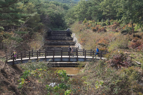  여행객들이 섬진강 둘레길을 따라 걷고 있다. 증기기관열차가 다니는 철길에서 본 섬진강 둘레길 모습이다.