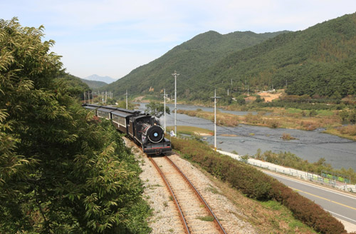 증기기관열차가 섬진강변 철길을 따라 달리고 있다. 송정마을 포토존에서 내려다 본 증기기관열차 모습이다.