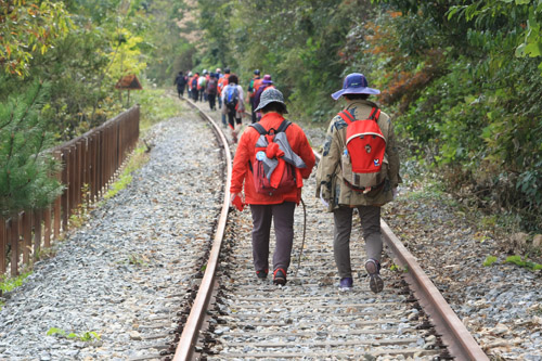 섬진강 둘레길을 걷던 여행객들이 기찻길을 따라 걷고 있다. 기찻길은 가정마을에서 이정마을까지 이어진다.