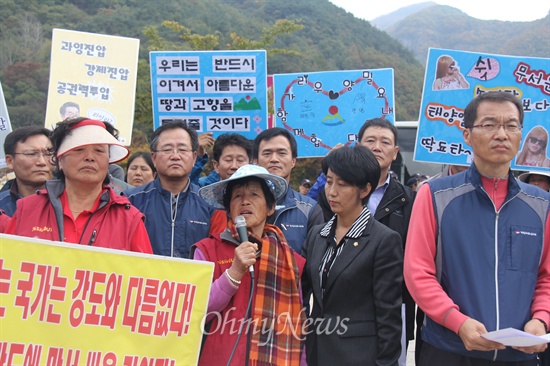  전국공무원노동조합 김중남 위원장은 전국 각 지부장들과 함께 31일 오후 밀양시 단장면 바드리마을 입구에서 기자회견을 열어 밀양 송전탑 공사 중단을 촉구했다. 사진은 주민인 김필귀 할머니가 발언하는 모습.