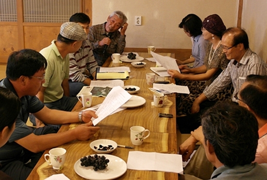 9월 11일 주민 기자단 모임에서 설명하는 노철희 발행인(왼쪽 끝) 
