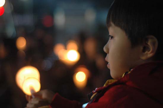 시월의 마지막날, 지난 11월 31일 당진에서 열린 촛불문화제에서 만난 아이. 10년전 어린 송인효를 만나는 기분이 들었습니다. 