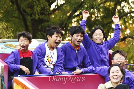 '더불어 졸업여행'에 참가한 학생들이 놀이기구를 타며 즐거워 하고 있다. '더불어 졸업여행'은 지난 달 23일부터 2박 3일 동안 전국 각지의 '나홀로 6학년' 학생들이 함께 졸업을 할 수 있도록 마련된 <오마이뉴스>의 행사로 올해 6회를 맞이했다.