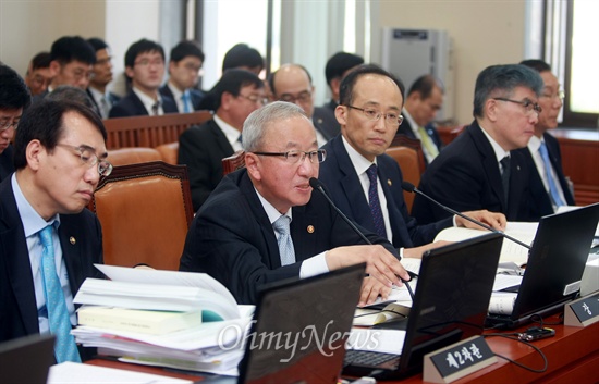 현오석 기획재정부 장관이 1일 국회 기획재정위에서 열린 종합 국정감사에서 의원 질의를 듣고 있다.