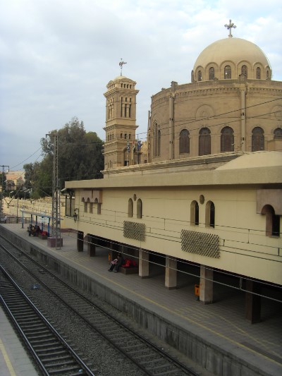 마르기르기스 역에서 내리면 보이는 성 조지 교회의 모습.