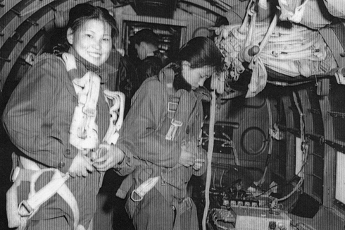 비행기에서 적군에게 선무공작을 하는 방송요원들이 비상시를 대비하여 낙하산 장비를 착용해 보고 있다(1952. 4. 20..