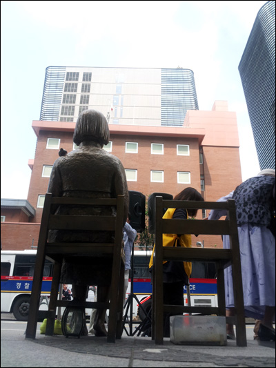 수요집회 후, 소녀상 옆을 힘없이 떠나는 일본군 피해자 할머니의 모습. 일본 정부의 모르쇠 속, 일본군 '위안부' 문제는 어느덧 21년째를 맞고 있다. 