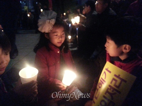 2일 국정원 시국회의가 연  범국민촛불대회에 참가한 아이들의 모습.