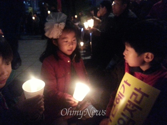  2일 국정원 시국회의가 연  범국민촛불대회에 참가한 아이들의 모습.