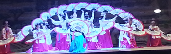 국립무용단의 부채춤 공연이다.
