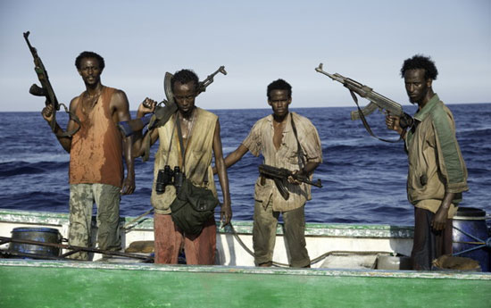  해적들은 필립스 선장에게 자신들은 어부라고 말하는데 그 말은 정확히 사실이다. 적어도 서방 국가들에게 자신의 어장을 빼앗기기 전까지는 그들의 직업은 어부였다.
