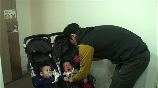  지난 3일 방송된 <슈퍼맨이 돌아왔다>에서 쌍둥이 아들을 병원에 데리고 간 이휘재. 
