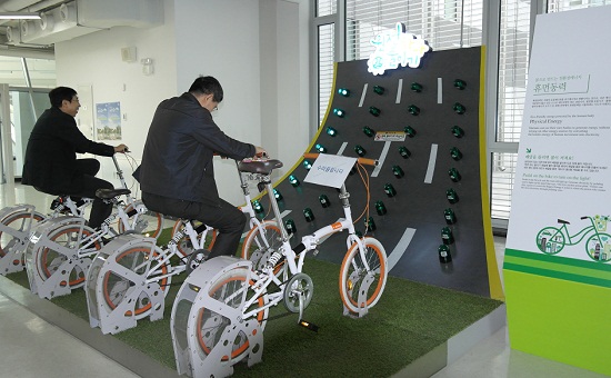 시민들이 1층 에너지드림관에 설치된 자전거를 통해 운동에너지를 전기에너지로 변환시키는 체험을 하고 있다.