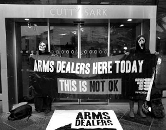 2013DSEi 환영만찬이 열린 Cutty Sark 호텔 정문. 활동가들이 출입구 4곳을 봉쇄해서 무기거래상들은 비상구로 들어가야만 했다.
