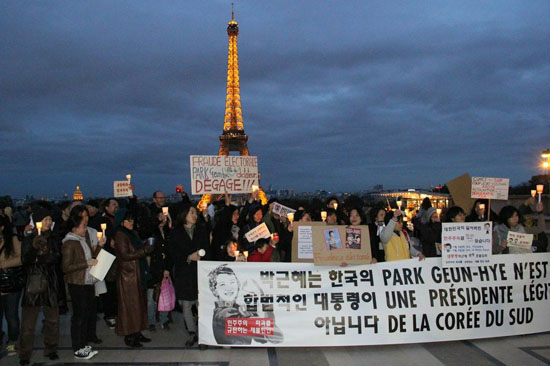 한국인 유학생과 동포들이 박근혜 대통령의 프랑스 방문에 맞춰 2일(현지시각) 파리에서 부정선거 규탄 시위를 하고 있다