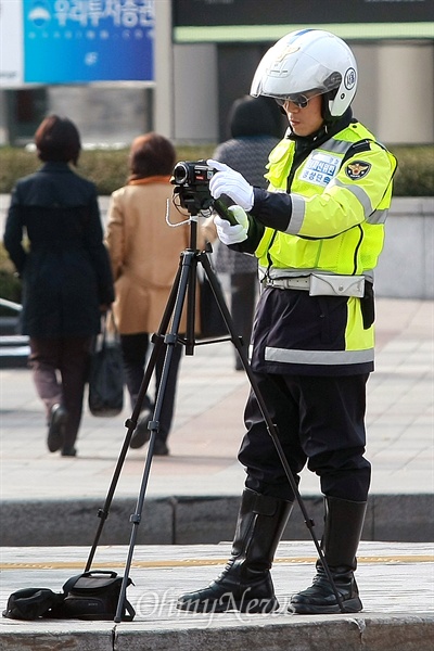 '정지선위반 영상단속' 경찰관들이 4일 오후 서울 세종로네거리에서 캠코더를 설치해서 정지선 위반 차량을 단속하고 있다. 
