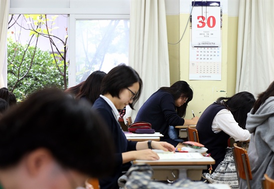 올해 대학수학능력시험 30일을 앞두고 마지막 고3 전국학력평가가 시행된 10월 8일 오전 서울 종로구 안국동 풍문여고에서 학생들이 국어시험을 보고 있다. 