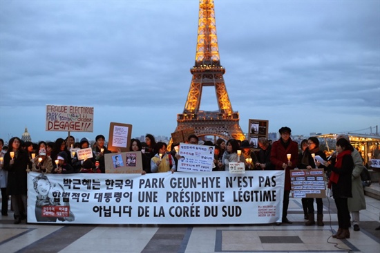 한국인 유학생과 동포들이 박근혜 대통령의 프랑스 방문에 맞춰 2일(현지시각) 파리에서 부정선거 규탄 시위를 하고 있는 사진. 이후 한국에선 누리꾼 사이에서 이 사진을 토대로 한 합성 사진이 쏟아지고 있다.