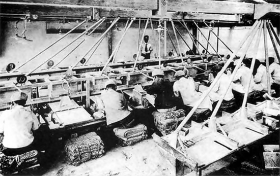 군산의 대형정미소 미선공들 작업 모습(1930년대)
