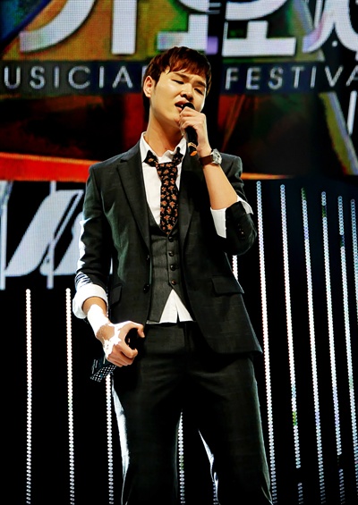 신문수(26)씨는 2012년 MBC <대학가요제>에서 청년세대의 고민을 담은 노래 '넥타이'로 대상을 수상했다.
