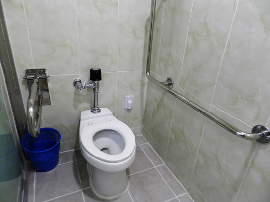 장애인 화장실은 각층마다 있지만, 일층에 있는 도움반 학생들에게 문턱이 없는 화장실은 사용하기 편리해보인다.