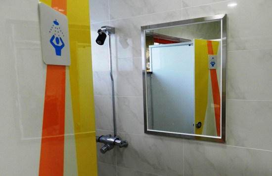교사 사용 화장실내에 설치된 샤워실. 남, 여 화장실에 각각 설치되어 있다. 