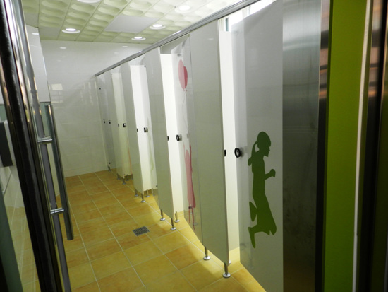 여자화장실이다. 변기 수가 많아 많은 학생들이 동시에 사용할 수 있다.