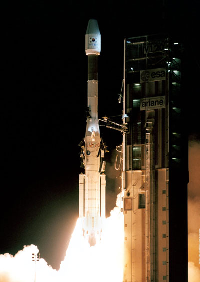 무궁화 위성 3호 발사 장면. KT(한국통신)는 지난 1999년 9월 남미 프랑스령 가이아나 쿠루 기지에서 무궁화 위성 3호를 발사했다.
