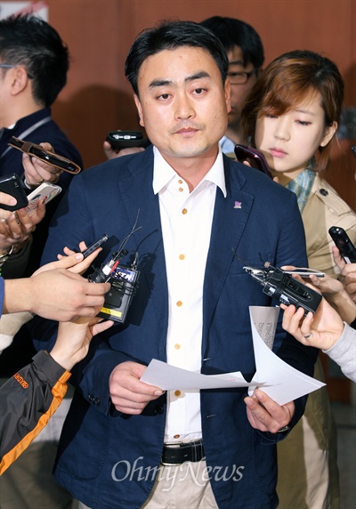 통합진보당 홍성규 대변인이 5일 정당해산 심판청구안 국무회의 통과에 대한 당의 입장을 밝히고 있다.