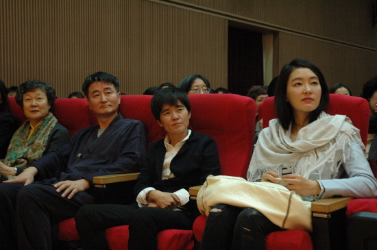 청중석에서 법륜 스님의 강연에 열중하고 있는 노희경 작가와 영화배우 박진희. 법륜 스님의 강연을 듣기 위해 많은 방송 연예인들이 함께 자리했다.