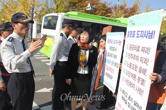  전국보건의료산업노동조합이 경남도의회 정례회 개회에 맞춰 5일 오후 2시경 홍준표 지사가 지나가기에 앞서 진주의료원 재개원을 촉구하는 내용으로 피켓을 들고 서 있자 경찰이 와서 피켓을 막았다. 이에 강성훈 경남도의원 등이 항의하면서 경찰들이 물러났다.